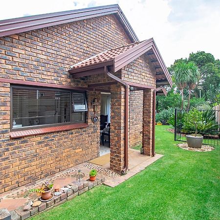 Leozet Self Catering Apartment Претория Экстерьер фото