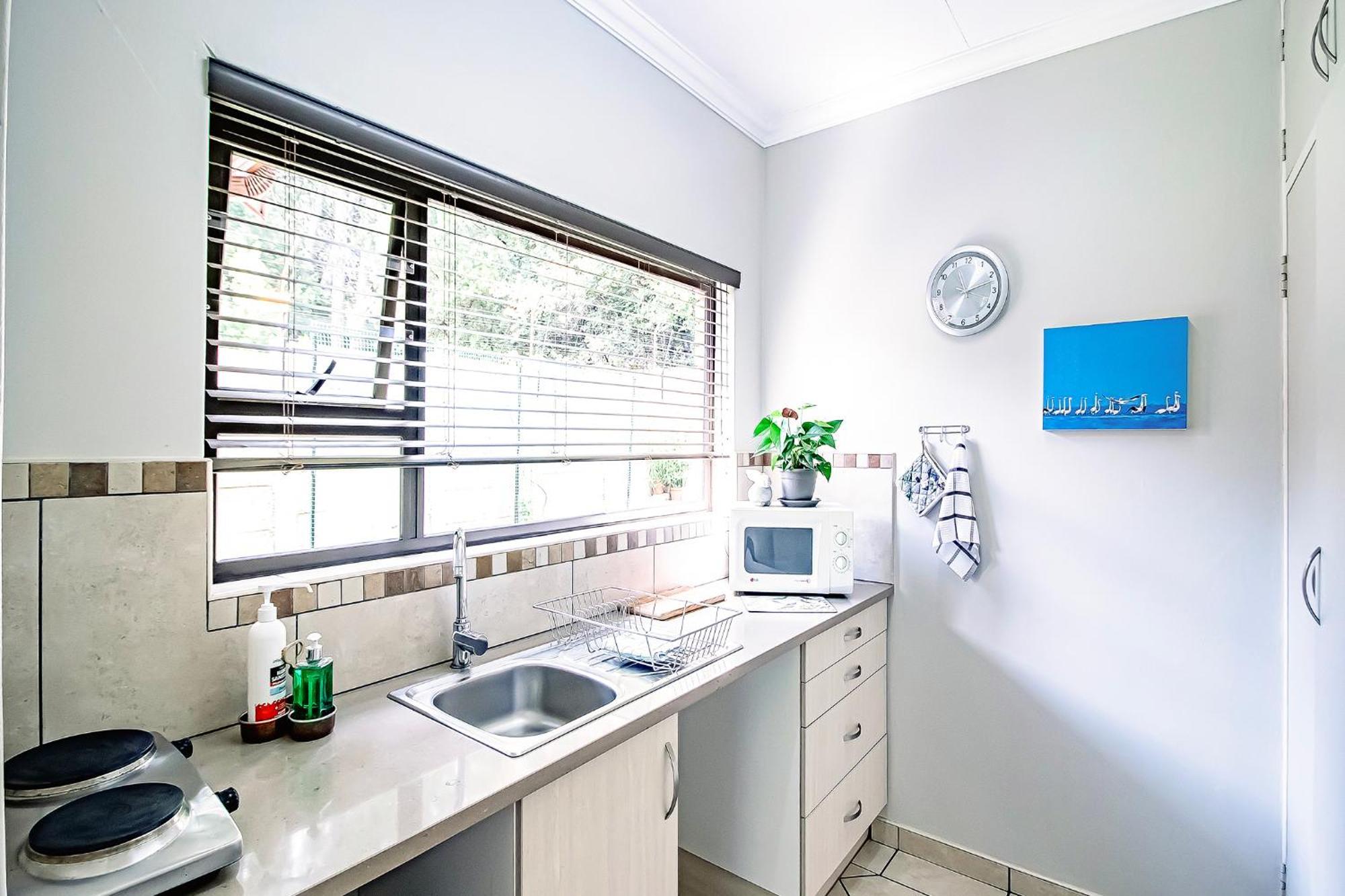 Leozet Self Catering Apartment Претория Экстерьер фото